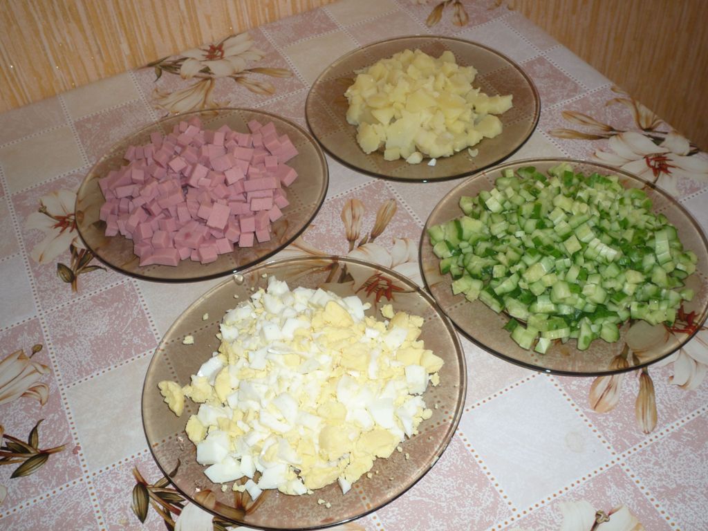 Нарезаем колбасу, картофель, яйца, огурцы