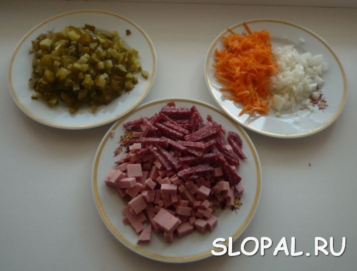 Колбаса и овощи для солянки