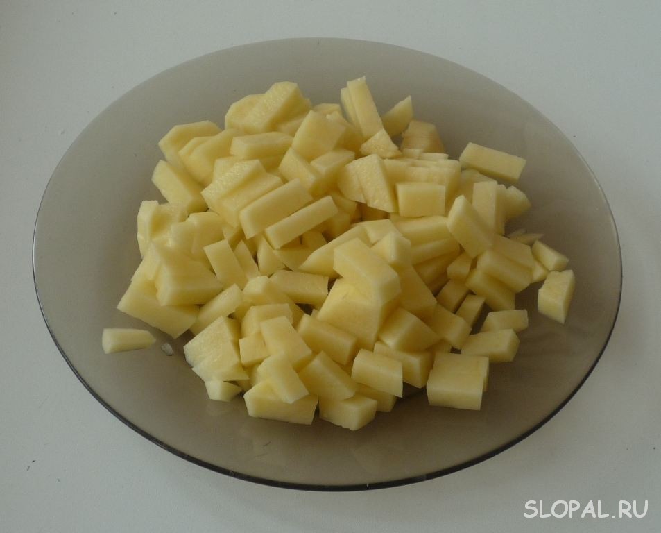 Нарезаем картофель кубиками